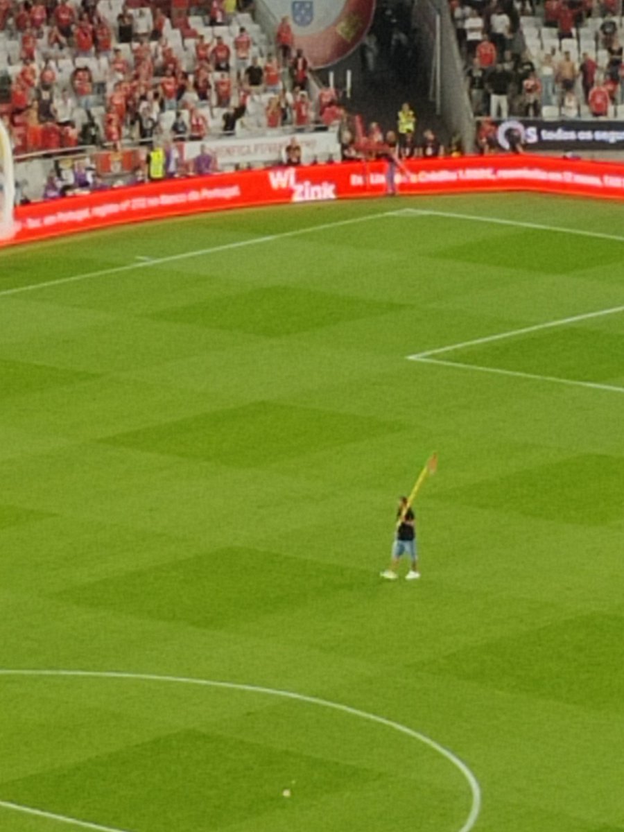 Malta do Twitter, Benfiquistas, malta que ama o Benfica !!! 

Por favor vamos descobrir quem é este Rei ! 

Quem esteve no estádio sabe !