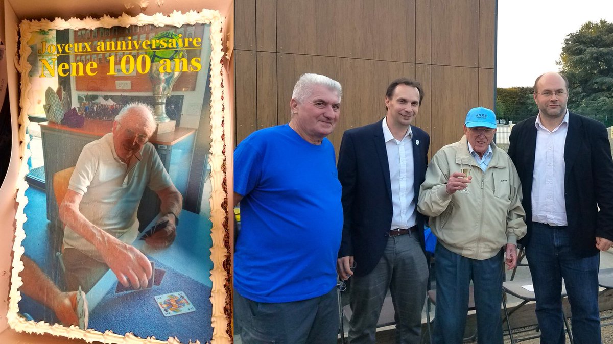 hpmelone's tweet image. L'#ASBR #pétanque fête ajd ses 65 ans
👏 Néné, le plus ancien adhérent, qui a soufflé ses 100🕯️ entouré de sa famille, ses amis &amp;amp; M. le Maire
🙏 aux bénévoles du club pour ses moments de #convivialité
Le #sport c'est la #santé!
#BourglaReine #SportBoule #SemaineBleue
🎂🍾🥂
⚪️👇