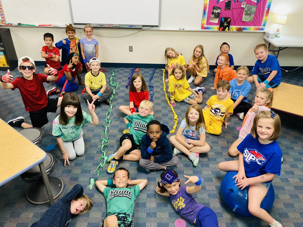 mrsphillippo's tweet photo. House Challenge: make the longest paper chain with 1 piece of paper. Afterward, we talked about what skills they needed in order to be successful and they gave three peers a compliment, not on making the longest chain, but on a skill they showed while making it! #SLPPantherProud https://t.co/t9qQKyRCJq