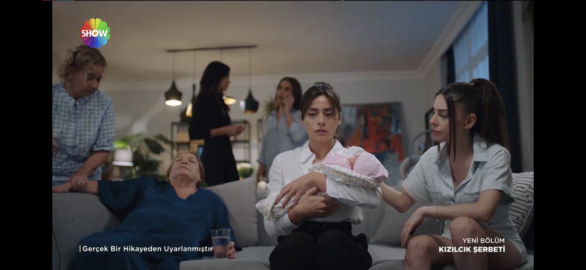 evagreenm's tweet photo. Herkes ayıp bayılıp ağlarken Kıvılcım arkada telefonda bir yol arayışında. İnatla savaşıyor, dur bir akşamı ağlayarak geçireyim sonrasına bakarım demiyor. Alışkın tabii biliyor yardım edecek kimsenin olmayacağına, kendi ayakları üzerinde durmak zorunda biliyor. #kızılcıkşerbeti https://t.co/ZgcoHEQJsz