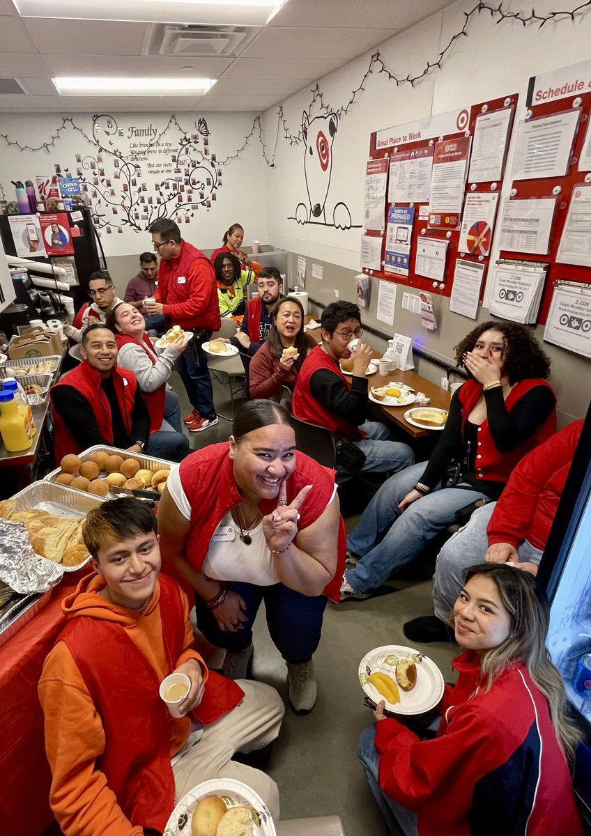 Daysi_TGT's tweet photo. 🚀Kicking off #Target #JacksonHeights #T3280's Team Trainers journey! 💪 Exciting times ahead as we empower and inspire excellence together 🏆 #CareGrowWin Together ♥️ @Reina95 @MannyTGT28 @VanessaMolina_1 @jj_pineda_ https://t.co/Q8dikqmo0D