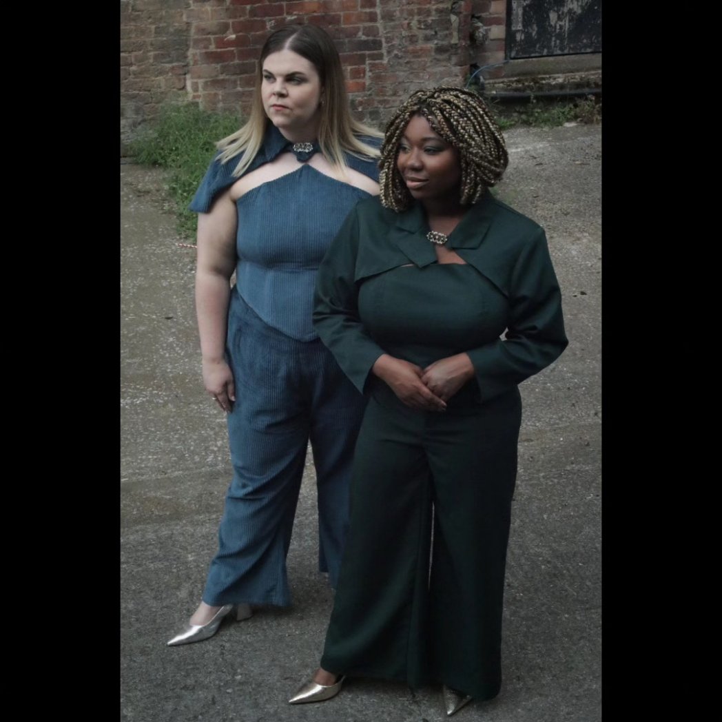 ZoeyBarnacle's tweet image. I never posted these gorgeous shots of my hand made costumes for LEAR! The Fool's 'coat of arms' was one of my favourite pieces I've made yet. I'm available for costume and sewing work ⭐
Photo credit @DanielHirdActor