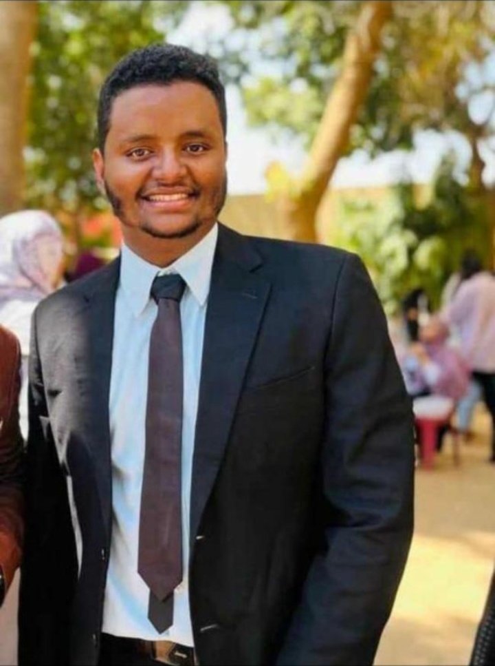 اللهم ارحم احمد الشيخ الحارث واجعله ذكرا معمورا بالخير اللهم انبت حول قبره ريحان  باق لا يذبل واجعل قبره في ضياء ونور غير منقطع ابدا وارحمه رحمة تطمئن بها نفسن وتقر بها عينه وتسعد بها روحه وعوض شبابه في جنتك واجعله مع الذين سعدو في الجنة واجمعنا به في جناتك  يا رب العالمين