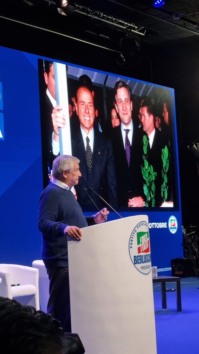 Antonio_Tajani's tweet photo. Entusiasmo, passione, senso di appartenenza. Una sala gremita, colorata, vivace, proprio come sarebbe piaciuta al Presidente. Un sentimento di lealtà nei suoi confronti che ci tiene uniti. Uno sguardo al cielo. #BerlusconiDay https://t.co/XHWh8lM4w5