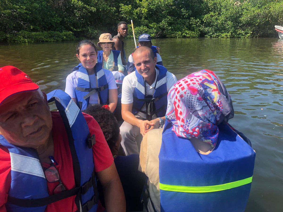 Hoy en #Verdvivo, de #FundaciónGrupoArgos. conversamos sobre monitoreo de biodiversidad con docentes de Cartagena y Barú, además recorrimos el ecosistema de manglar en Ararca. Todo con el fin de  generar estrategias educativas y fortalecer la cultura ambiental en el territorio.