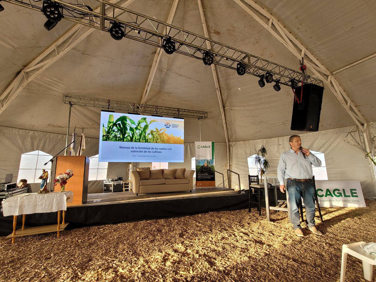 marcoprenna's tweet photo. Finalizando la semana en #ExpoCAGLE, junto a Coop. Agrícola de Elena (Cba.), en su 75 aniversario. Charla a productores de Roberto Rotondaro sobre Fertilidad de Suelos y Nutrición del Cultivo de Maiz #SueloFertil #ACAmiCampo #MicroEssentials #SSPACA https://t.co/hyL1MbHM5D