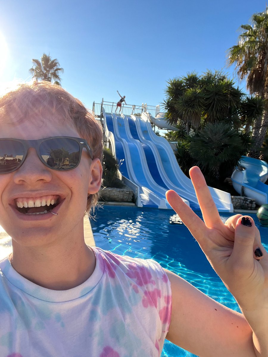 samofmidworld's tweet photo. Amazing few days on the @NanoDTC autumn school in the south of France! Got to better know some great scientists, had fun shooting some Reels, and discussed the future of the CDT. Thankful for the opportunity to be a Nano associate 🔬 #NanoDTC #ScienceInTheSun ☀️ https://t.co/Lww1aSPJoI