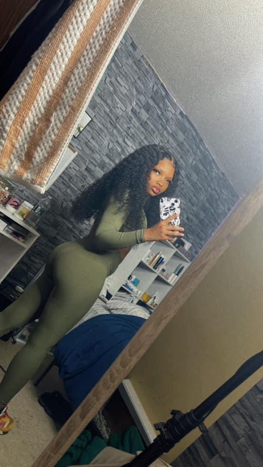 SheARealBitch's tweet photo. don’t really gotta do too much i’m just a real pretty get money b!tch 💚 https://t.co/Ggr9FpfoZH