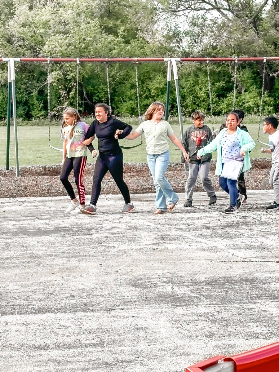 MelissaMoCossey's tweet photo. We’ve had a fun week in 5th grade! We had our comfort dogs come so we could read and love on them ❤️, we had a fun longitude and latitude scavenger hunt, and ended with our starbooks! Thanks to all my amazing teammates for making a lot of this happen! 🥰 #d15schools https://t.co/iifgMFLuIz