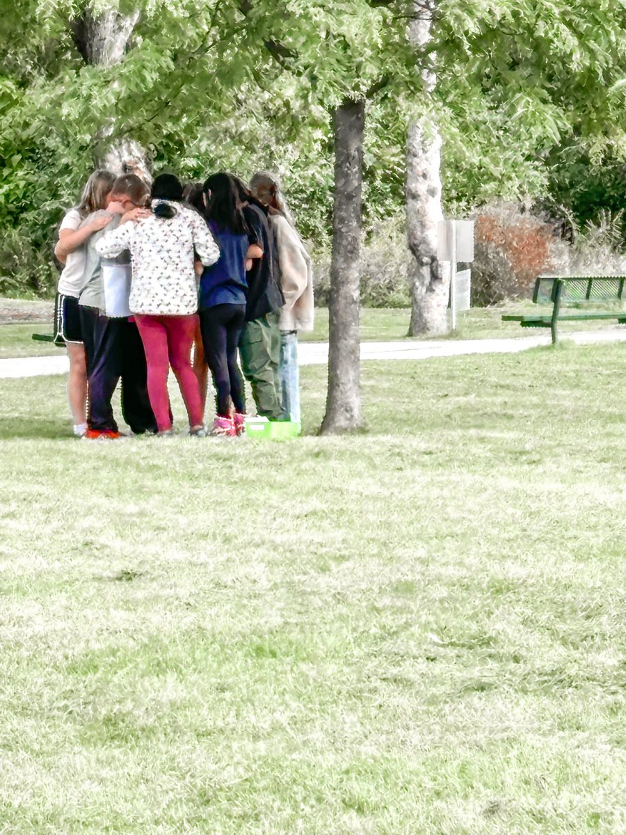 MelissaMoCossey's tweet photo. We’ve had a fun week in 5th grade! We had our comfort dogs come so we could read and love on them ❤️, we had a fun longitude and latitude scavenger hunt, and ended with our starbooks! Thanks to all my amazing teammates for making a lot of this happen! 🥰 #d15schools https://t.co/iifgMFLuIz