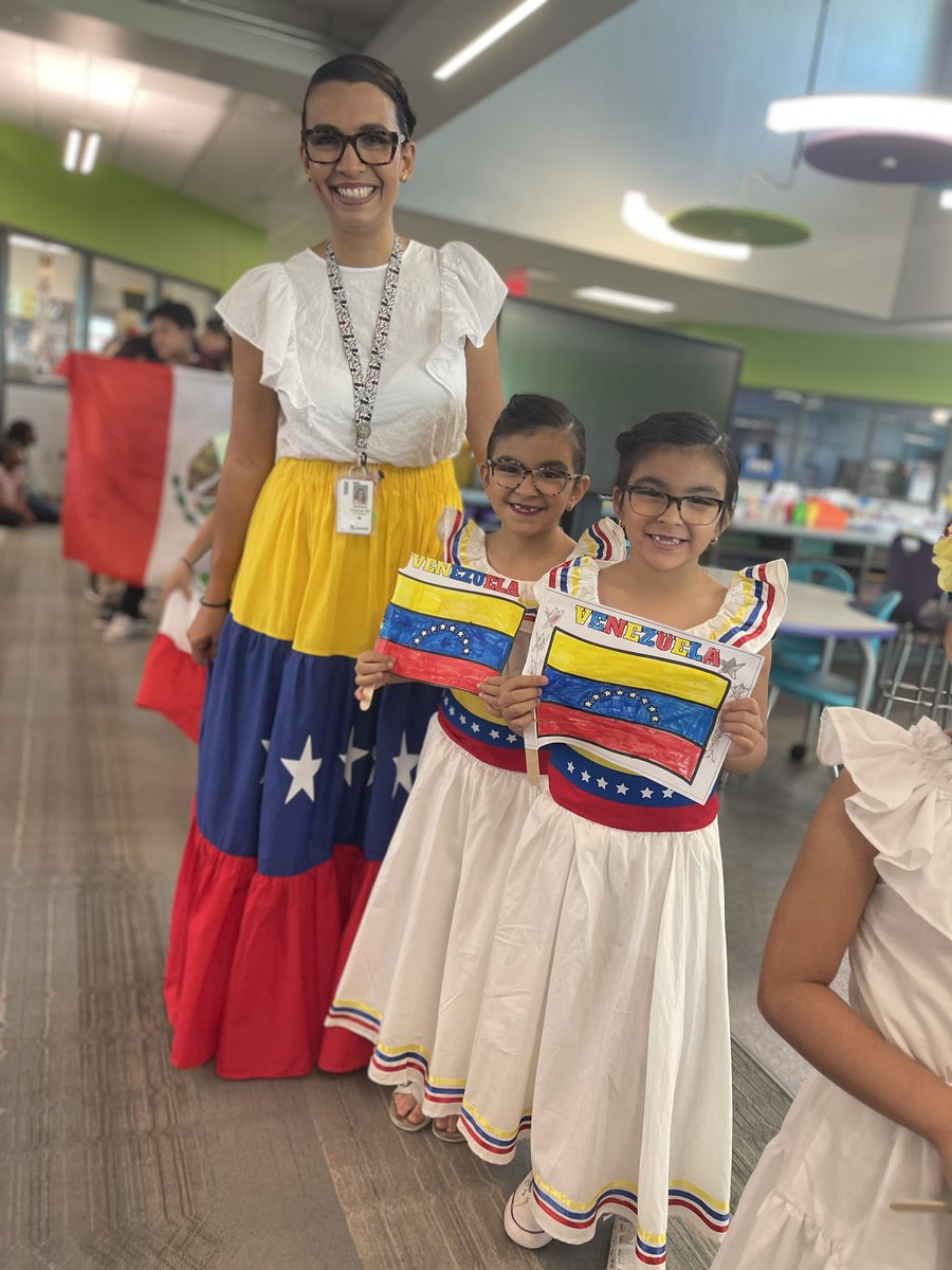 AnahSteagall's tweet photo. Thank you @KleinCollins Mariachi band for celebrating Hispanic Heritage Month with us @FoxKISD today!! Our cubs enjoyed listening to your performance! @KleinISDChelsea #kleinisdprsquad https://t.co/356UringrA