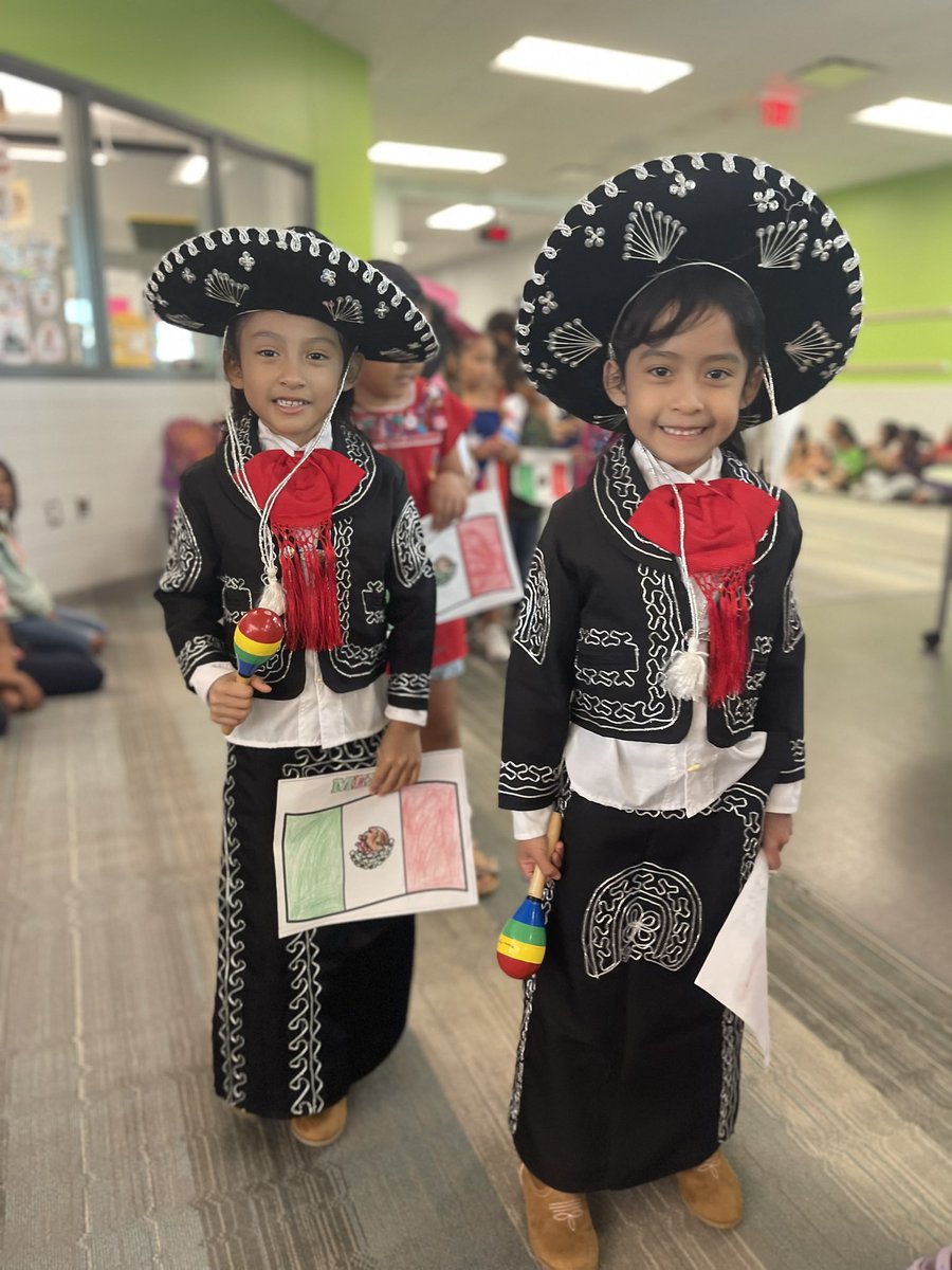 AnahSteagall's tweet photo. Thank you @KleinCollins Mariachi band for celebrating Hispanic Heritage Month with us @FoxKISD today!! Our cubs enjoyed listening to your performance! @KleinISDChelsea #kleinisdprsquad https://t.co/356UringrA