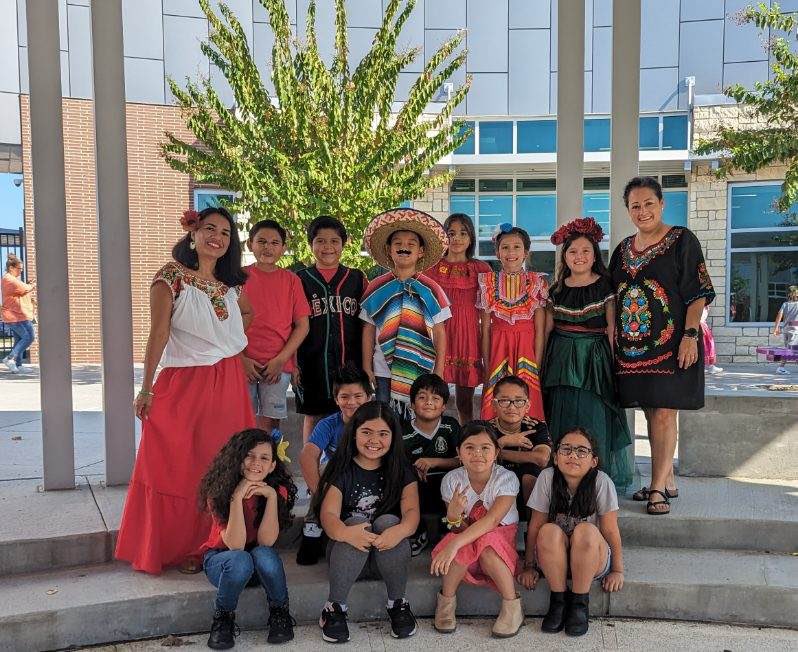 AnahSteagall's tweet photo. Thank you @KleinCollins Mariachi band for celebrating Hispanic Heritage Month with us @FoxKISD today!! Our cubs enjoyed listening to your performance! @KleinISDChelsea #kleinisdprsquad https://t.co/356UringrA