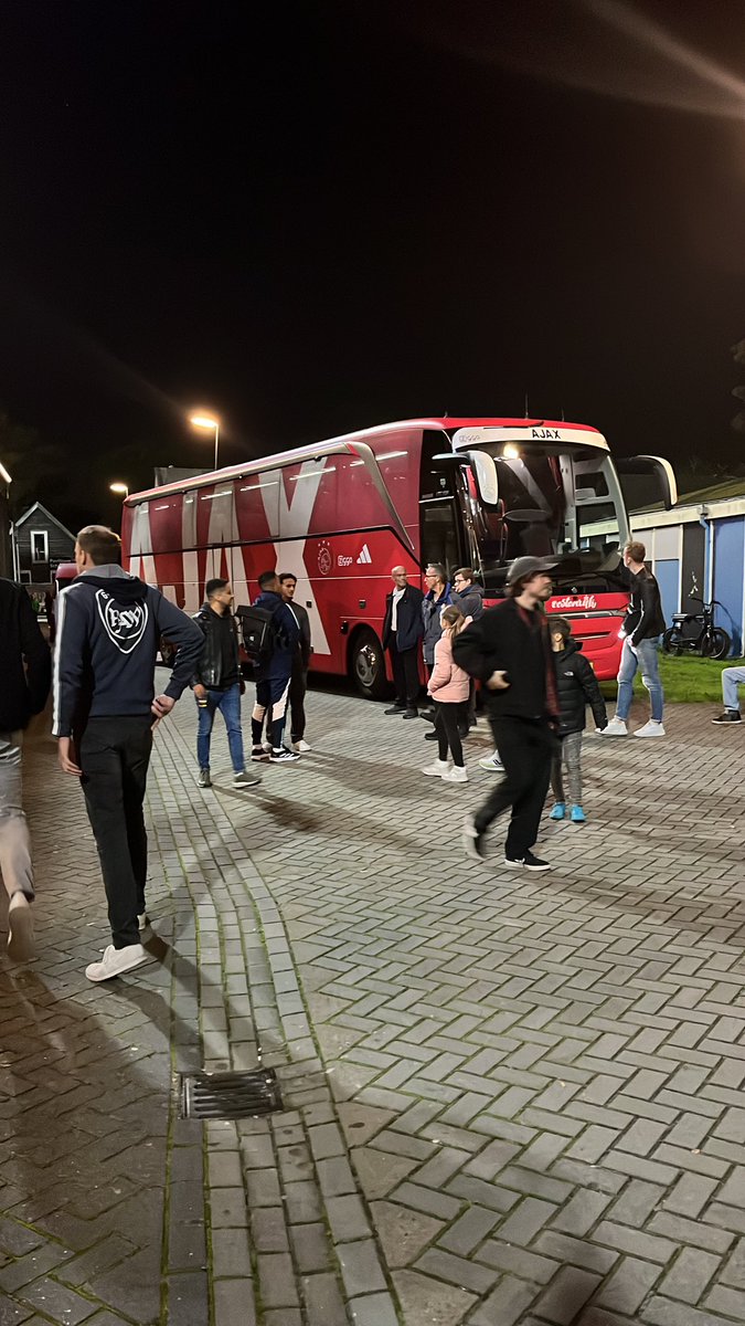 #TELjaj de bus, als <a href="/telstar1963nv/">Telstar 🦁</a> zojuist in de laatste minuut van de extra tijd de winnende 3-2 op het scorebord heeft laten zetten. #Telstarrrrrrrrrrrrrrffff