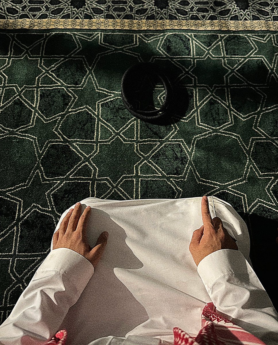 أودّع الليل واصلي صلاة الفجر 
واستقبل النور واعيش الحياة بكفاح

واغازل الريح واغازل ظلال الشجر 
واغازل الشمس وأقبّل جبين الصباح

ادور الرزق من ربي وادور الاجر 
وادور النور في وجهك ووجهك فلاح

انا لو اشوف وجهك بعد طول الهجر 
يمكن أطير لو ما الله خلق لي جناح .