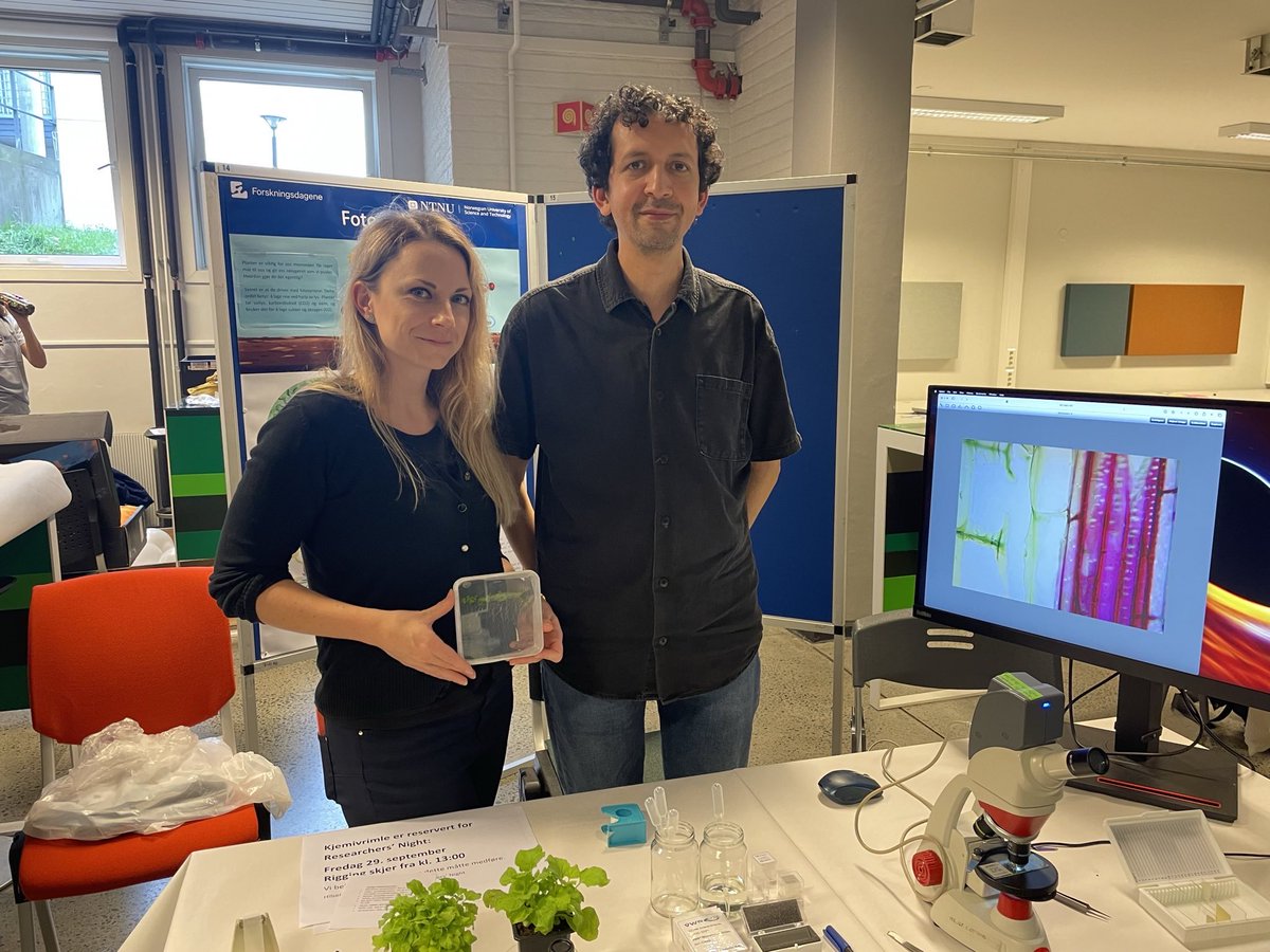 MichaelaTichaS's tweet photo. Why and how to study plants? How to deal with current global problems regarding environmental changes and food crisis? Are GMOs safe? What about bioethics and modern genetic engineering? We discussed today among other topics at #EuropeanResearchersNight #ntnu #Gløshaugen https://t.co/JPolpXwkOK