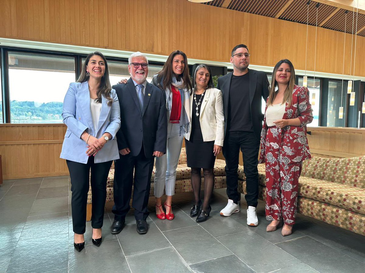 caroescobartv's tweet photo. Fue un honor haber conversado, haberlos presentado y participado del Premio #ProfeTP2023. A Nati, Víctor, Paola, Rogers, Maca y a todos quienes se dedican a la docencia más que los respetos, mi admiración, gracias! @ONGCanales @teatrodellago https://t.co/QzpwXDgMwD