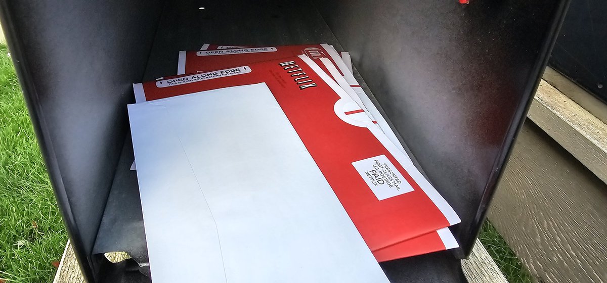 Fezmid's tweet photo. The end of an era.... 😞 #DVDNetflix25 @netflix @RealMovieSlap https://t.co/tenzeQhth0