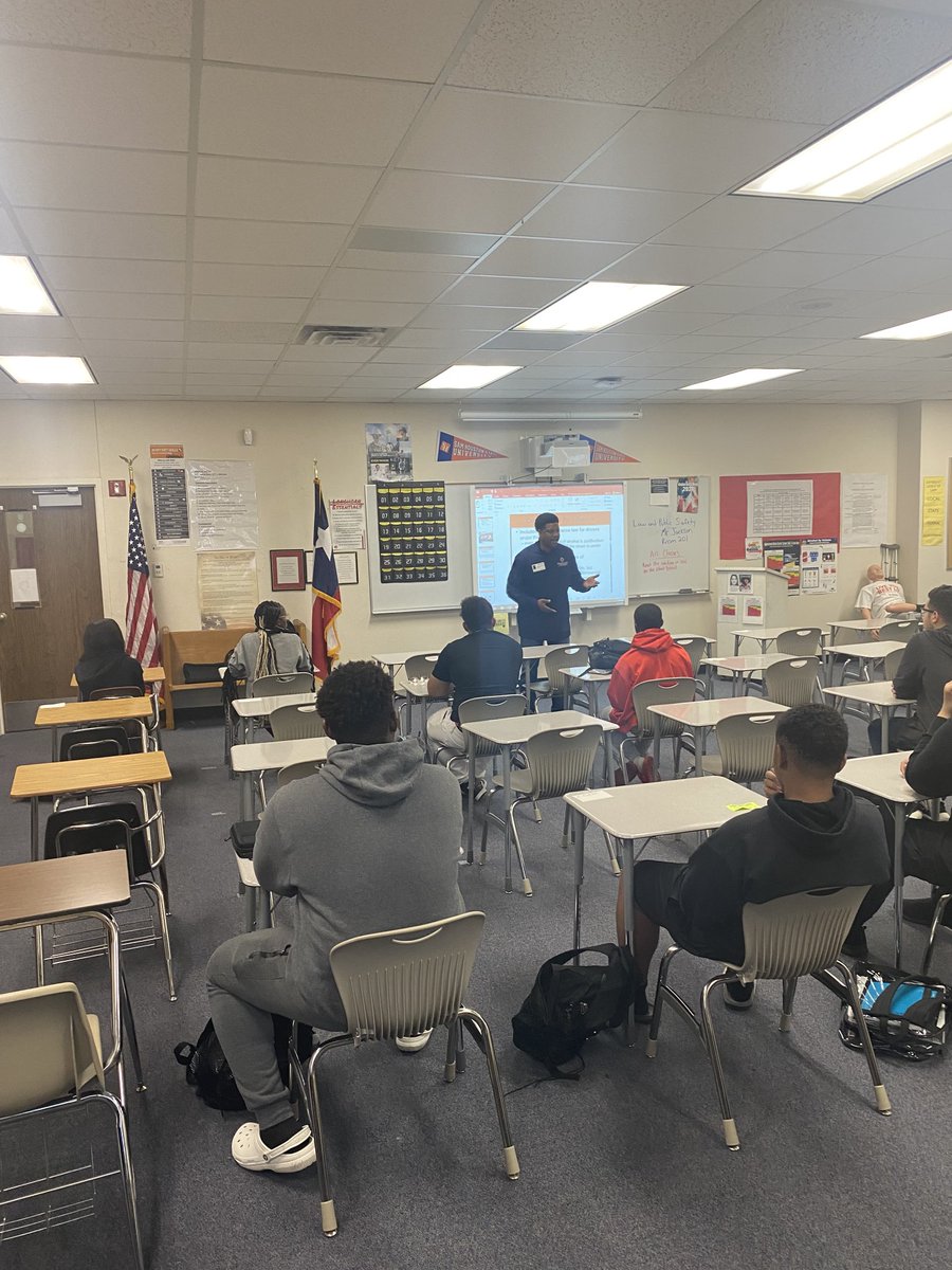NobleDallas2's tweet photo. GNTX NOBLE member provided criminal justice relevant topics of discussion with Cedar Hill High School students enrolled in the Law and Public Safety CTE Program. https://t.co/Lkh1uOcpjo