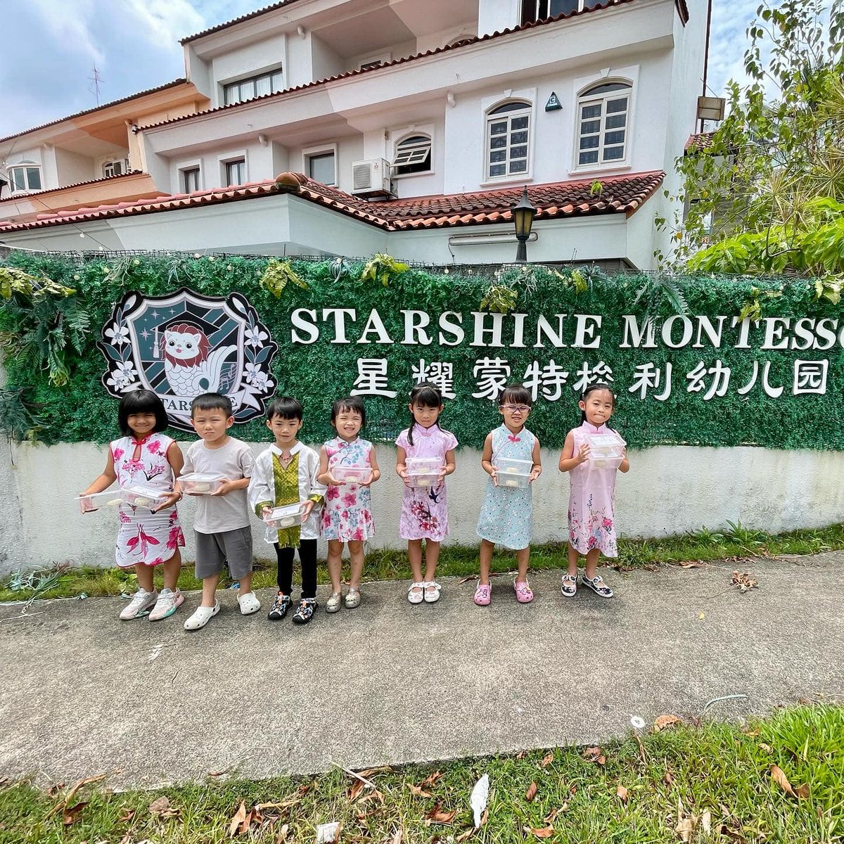 starshinemontes's tweet photo. Our Starshine children, with hearts full of love and hands full of homemade mooncakes, set out to share the Mid-Autumn Festival happiness with our dear neighbours. It was heartwarming seeing everyone’s big smiles and joy!
#midautumnfestival2023 #StarshineMontessori #bukitbatok https://t.co/L4LXf9DWsT