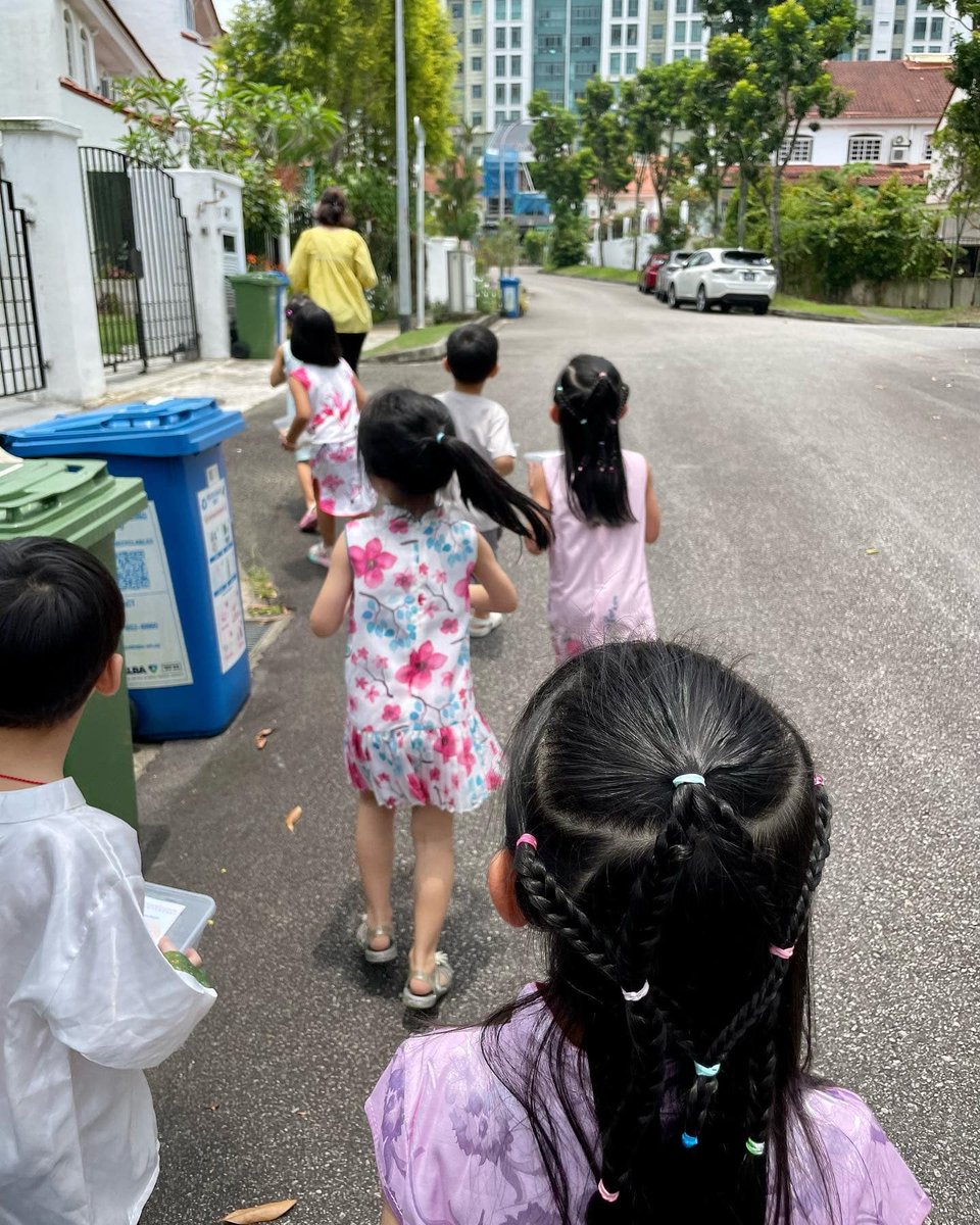 starshinemontes's tweet photo. Our Starshine children, with hearts full of love and hands full of homemade mooncakes, set out to share the Mid-Autumn Festival happiness with our dear neighbours. It was heartwarming seeing everyone’s big smiles and joy!
#midautumnfestival2023 #StarshineMontessori #bukitbatok https://t.co/L4LXf9DWsT
