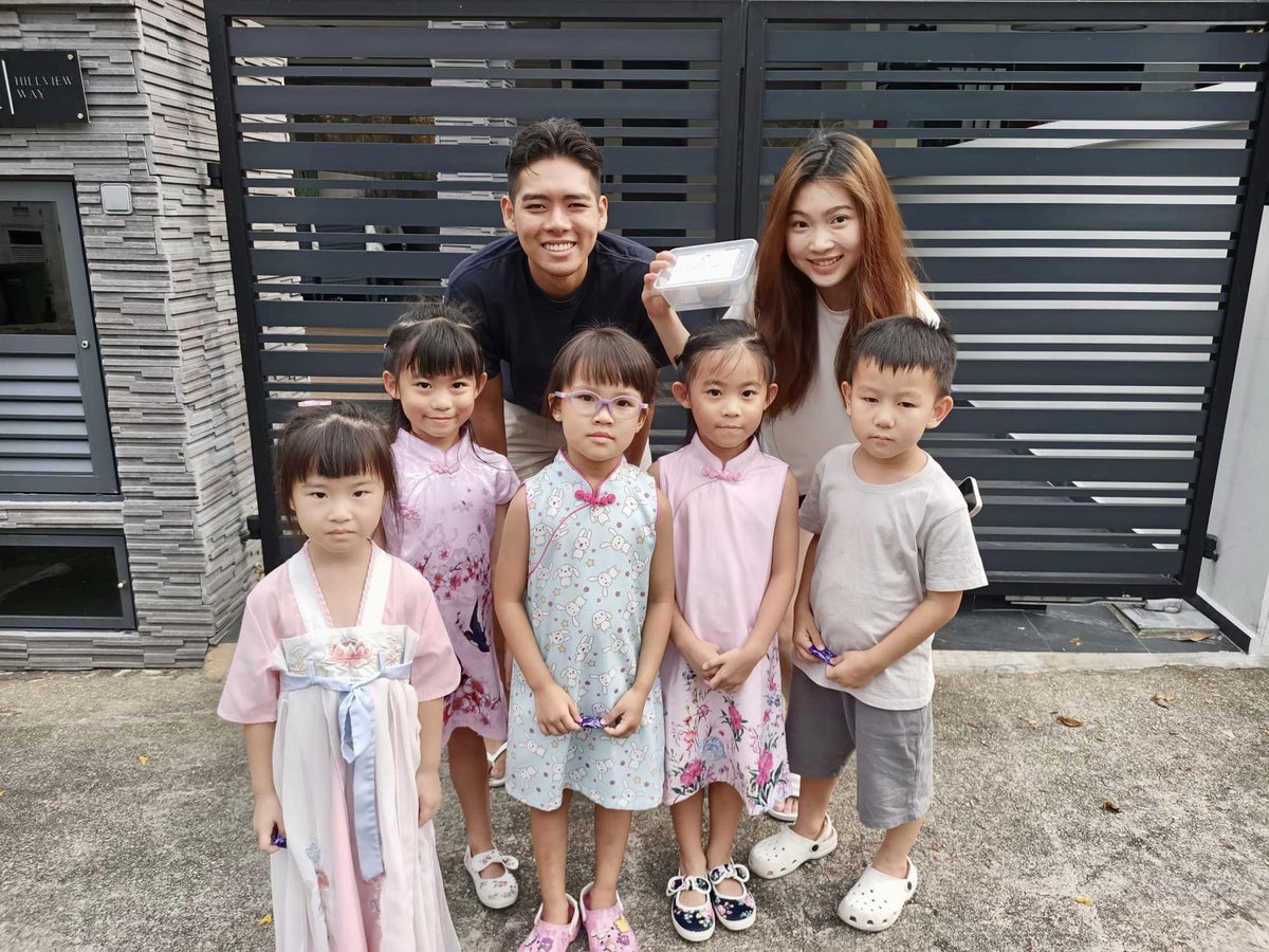starshinemontes's tweet photo. Our Starshine children, with hearts full of love and hands full of homemade mooncakes, set out to share the Mid-Autumn Festival happiness with our dear neighbours. It was heartwarming seeing everyone’s big smiles and joy!
#midautumnfestival2023 #StarshineMontessori #bukitbatok https://t.co/L4LXf9DWsT