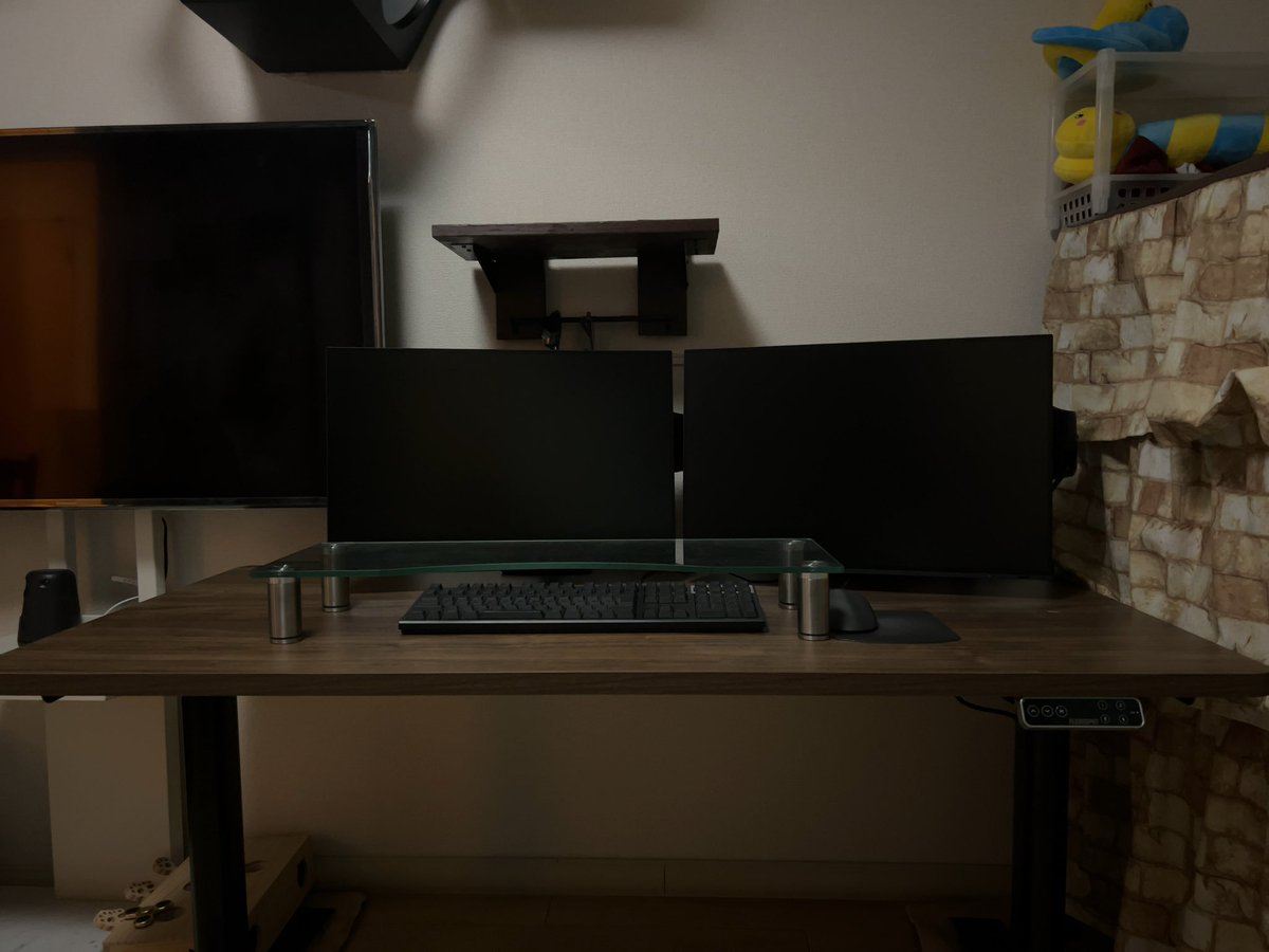 dmackey_2139's tweet image. 主 : 高さが調整出来る机買うた！前のは勉強するには低かったんだよね
モニターアームとeizoのディスプレイ×2も最高やん・・！

猫 : 勉強してるの見たことないんだが

主 : ・・昔に比べたらディスプレイ安くなったんだよ・・
#猫のいる暮らし　#ロシアンブルー　#flexispot #eizo