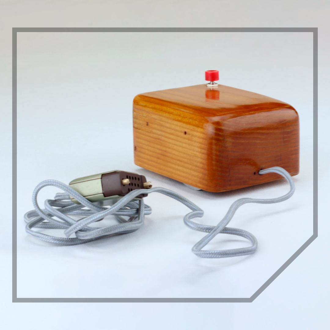 store_notebook's tweet image. Viernes culturales 🤓
El primer mouse de computadora fue hecho de madera
Doug Engelbart lo inventó en 1964. y fue diseñado para Cité des Télécoms

Es hora de cambiar tu mouse también? encuentra el tuyo en #notebookstore .cl
#tecnologia #computacion #teletrabajo