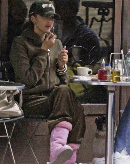 *me at Fashion Week* 💅🏼 https://t.co/oZquUvqhPM