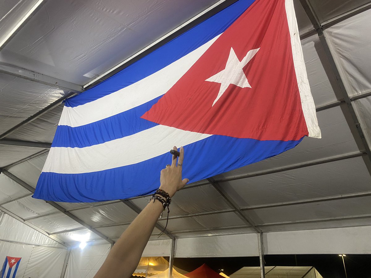 carolcasmar's tweet photo. Te queda bien el puro cubano mi @_Colibrina #Rivas https://t.co/VZrp59tNGG