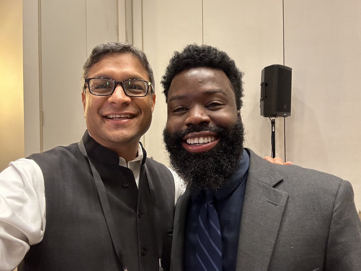 Congratulations to M4 Theo Lang for presenting on behalf of @UChiPritzker team winning first place in health systems science challenge and also to @sanjayvdesai for sending me this photos! Read more about the winning entry here: pritzker.uchicago.edu/news/2022-ama-…