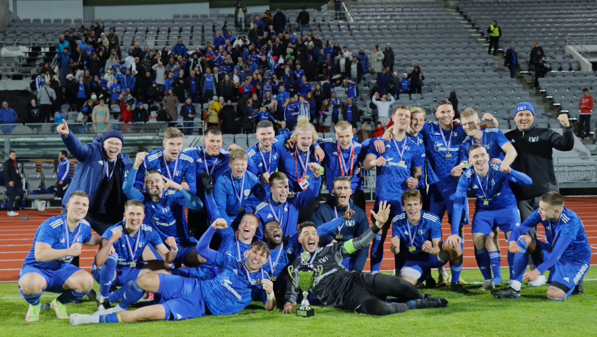 footballiceland's tweet photo. Víðir lyfti https://t.co/wEWA7uLjJw bikarnum eftir sigur gegn KFG!

Til hamingju Víðir! https://t.co/ttS4H17GFO