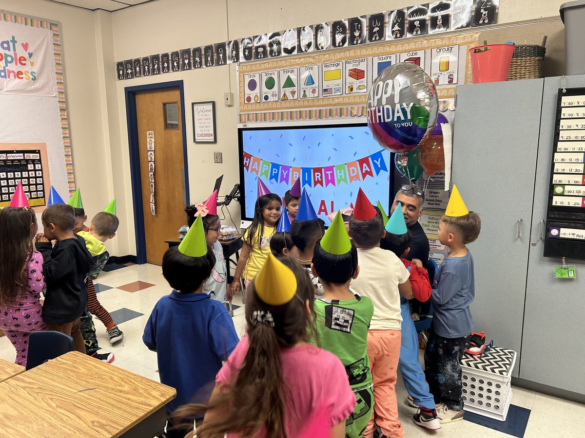 WrenRJackson's tweet photo. HAPPY BIRTHDAY TO THE BEST PRINCIPAL EVER!

@CCISDSanders Kinder loved celebrating Dr. A today! https://t.co/Sml6G2Xzi3