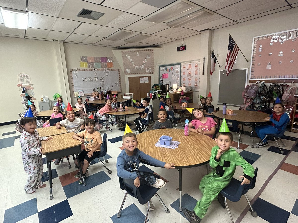 WrenRJackson's tweet photo. HAPPY BIRTHDAY TO THE BEST PRINCIPAL EVER!

@CCISDSanders Kinder loved celebrating Dr. A today! https://t.co/Sml6G2Xzi3
