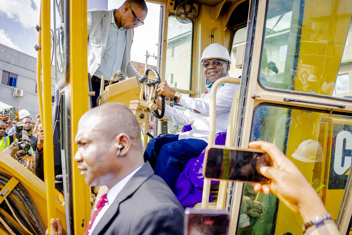 alexottiofr's tweet photo. We are pleased to announce the flag-off of the expansion and construction of the 3.5km 6-lane dual carriage Ossah Road in Umuahia. This road will run from Okpara Square to Abia Tower off Enugu Port Harcourt expressway, and will ease the traffic congestion during mass return, yuletide homecoming, and improve the aesthetics of our city.

Prior to this initiative, we have been able to negotiate and pay compensation to the 130 affected property owners, thanks to the help of professional valuers. If any of the affected owners have not received their compensation, it may be due to bureaucratic issues as the money has been made available already. We also engaged Craneburg, a reputable international construction company, to ensure the quality and timely delivery of the project. This is just the first phase, as we plan to continue the road to the Onuimo boundary of Abia State as part of our larger plan to improve the road network and reduce traffic in Umuahia.

As we kick-start this milestone, we call on all to support our vision for a better Abia. God bless you all.