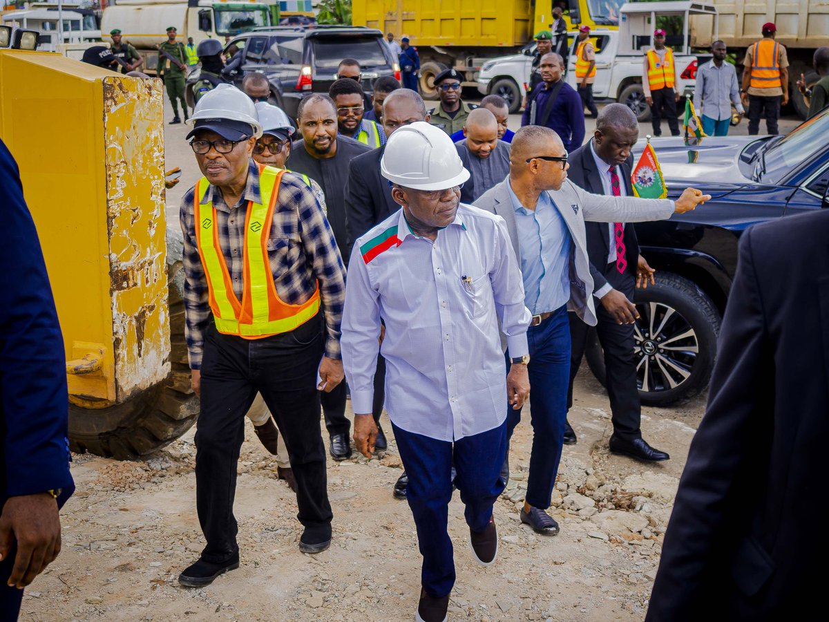 alexottiofr's tweet photo. We are pleased to announce the flag-off of the expansion and construction of the 3.5km 6-lane dual carriage Ossah Road in Umuahia. This road will run from Okpara Square to Abia Tower off Enugu Port Harcourt expressway, and will ease the traffic congestion during mass return, yuletide homecoming, and improve the aesthetics of our city.

Prior to this initiative, we have been able to negotiate and pay compensation to the 130 affected property owners, thanks to the help of professional valuers. If any of the affected owners have not received their compensation, it may be due to bureaucratic issues as the money has been made available already. We also engaged Craneburg, a reputable international construction company, to ensure the quality and timely delivery of the project. This is just the first phase, as we plan to continue the road to the Onuimo boundary of Abia State as part of our larger plan to improve the road network and reduce traffic in Umuahia.

As we kick-start this milestone, we call on all to support our vision for a better Abia. God bless you all.