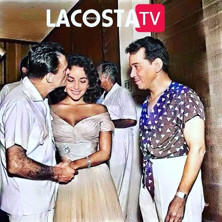 🏝️
Mario Moreno mejor conocido como "Cantinflas" observa sonriente a los recién casados, el productor teatral Mike Todd y la diva hollywoodense Elizabeth Taylor, luego de su boda en el puerto de #Acapulco, #Guerrero, en 1957, de la cuál Cantinflas fue el padrino 🎥🎞️🎬