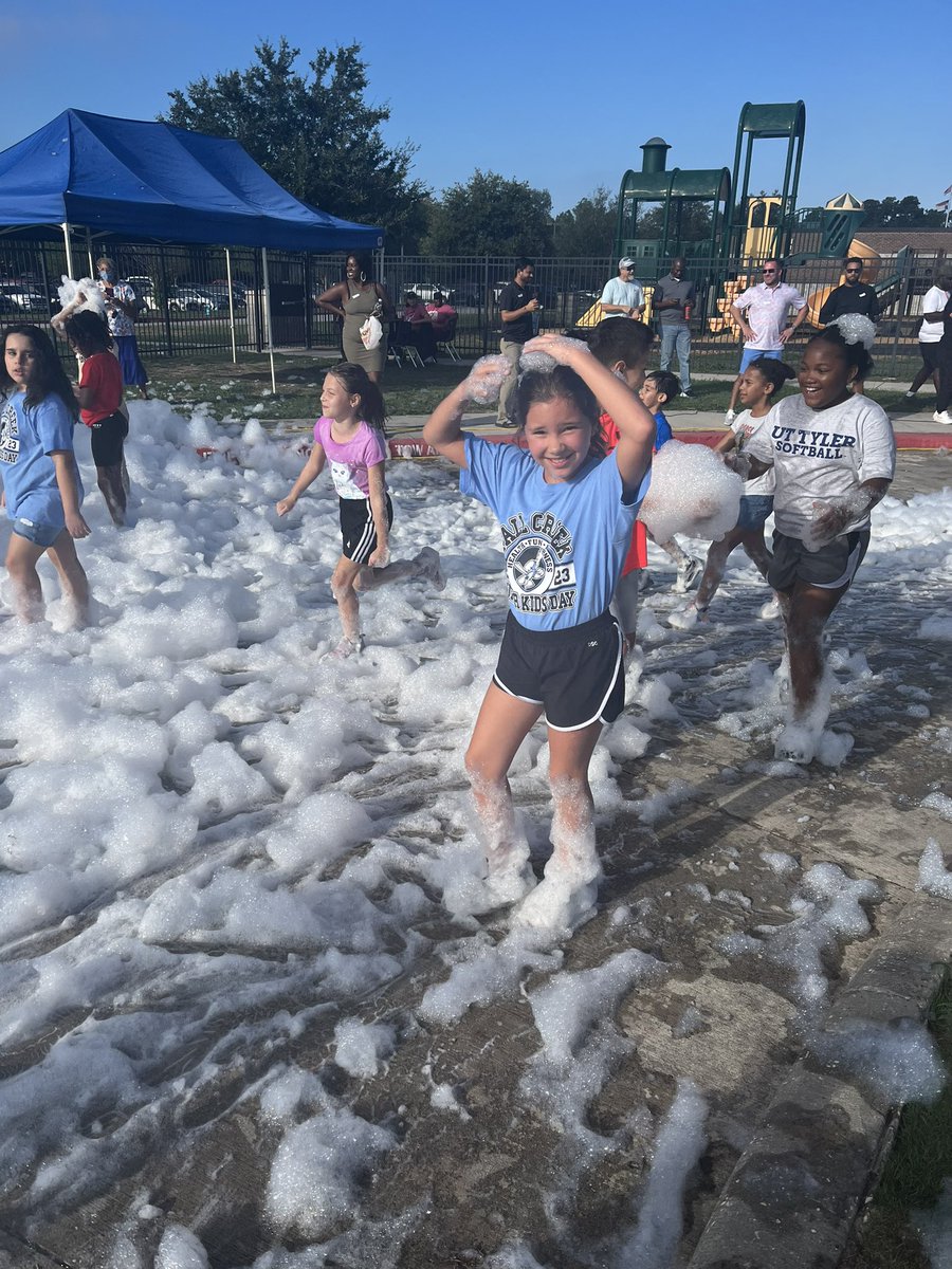 MsBurrillFCE's tweet photo. 2023 FOAM FEST was a success! These kids are EXHAUSTED and READY for fall break! 🏃‍♂️🍂 @HumbleISD_FCE https://t.co/yjSCTVOx95
