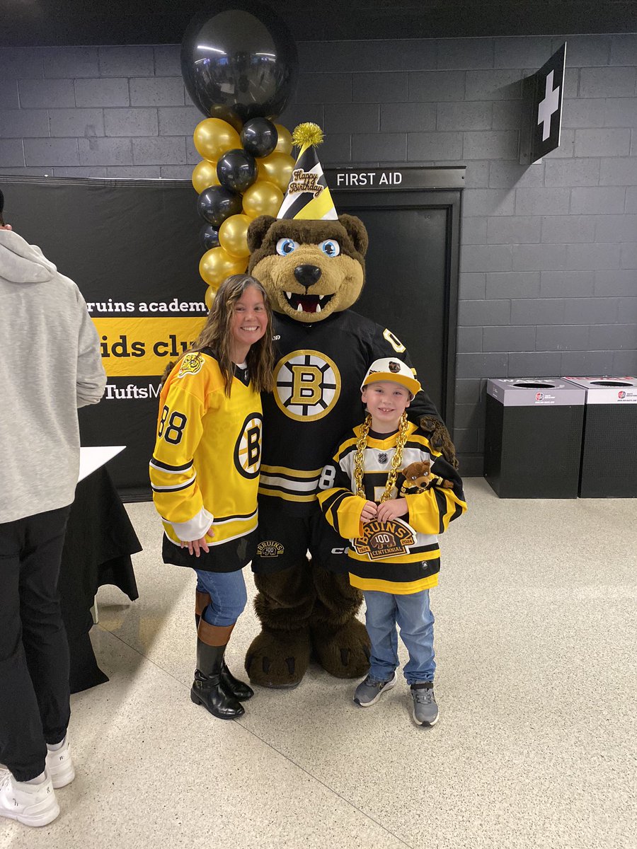 Katieschultz's tweet photo. Happy birthday Blades! Let’s go Bruins!! 🎉🖤🐻💛🎉 @NHLBruins #NHLBruins #blackandgold @JimmyFitzgerald https://t.co/KzbX5oZOkI