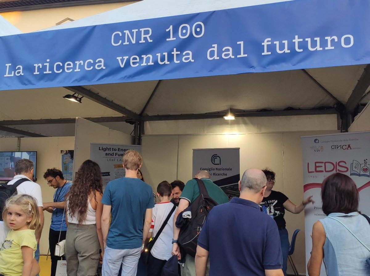 CNRICCOM_Social's tweet photo. ICCOM for @brightnightIT!
La sede fiorentina risponde presente all'interno dello stand @CNRsocial_  in Piazza Santissima Annunziata! Bellissimo vedersi circondati da tante persone e tanti giovani curiosi di conoscere le nostre attività di ricerca!
#EuropeanResearchersNight https://t.co/FIpetSlXep
