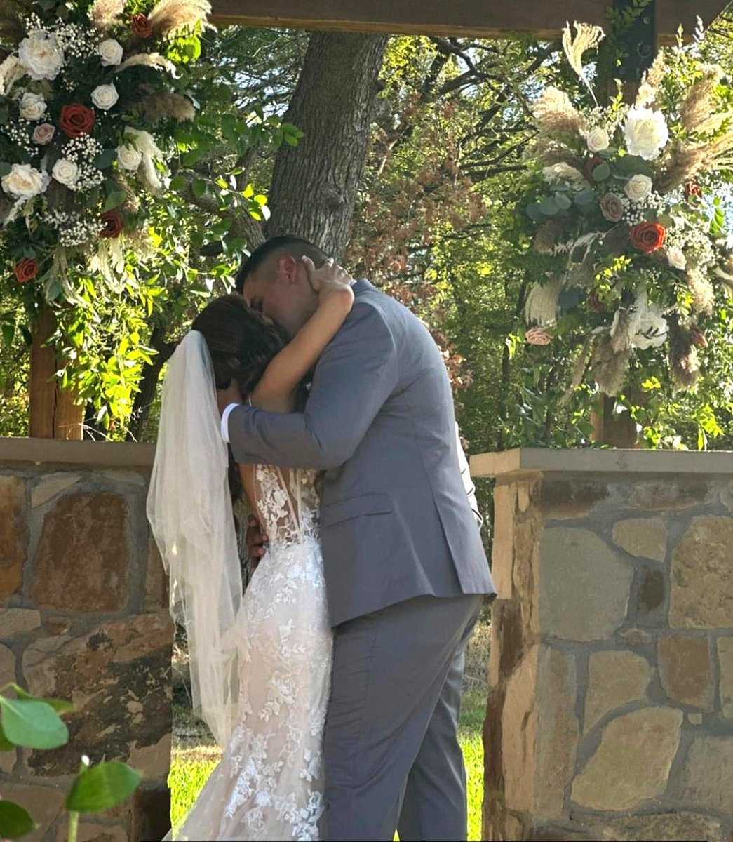 StepHoney5's tweet photo. Mr. &amp; Mrs. Juarez 👰‍♀️🤵‍♂️🤍 https://t.co/yWY4Y0jVoe