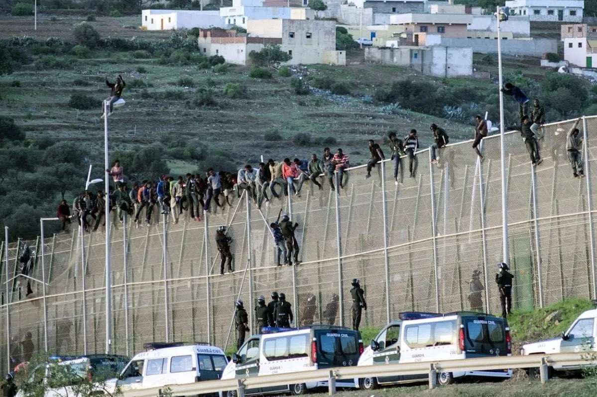 sebasrdgzm's tweet photo. Esta imagen está representando la división geopolítica entre dos territorios soberanos,vienen siendo España-Marruecos, esto ejemplifica una arquitectura geopolítica ya que es un muro. Este muro separa los ecosistemas naturales y las oportunidades de las personas @RemyMartinezC https://t.co/DjSSH3dCMw