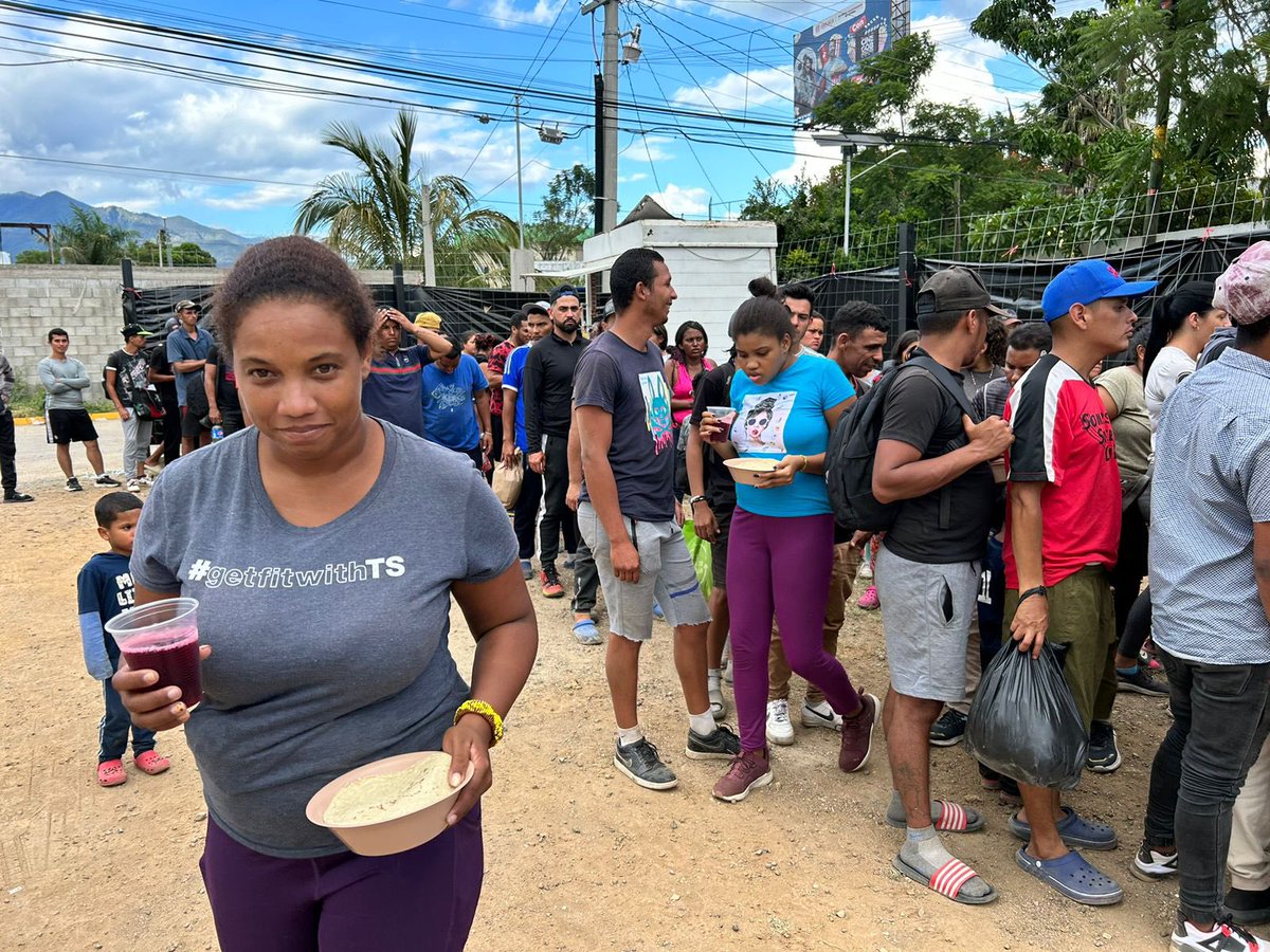 Oaxaca es un estado migrante y de gran corazón también para los que migran y pasan por nuestras tierras. Muchas gracias al noble y solidario pueblo de San Sebastián Tutla por esta nuestra de apoyo a nuestros hermanos que van en tránsito. Esta tarde les llevaron comida al centro