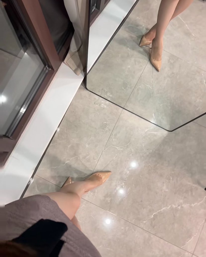 EverleeSti99990's tweet photo. 嘿嘿包臀配高跟会喜欢嘛🤭会不会直接看想要啦☺️
#人妻 #反差 #御姐 #约炮 https://t.co/Ehy5rWbhii