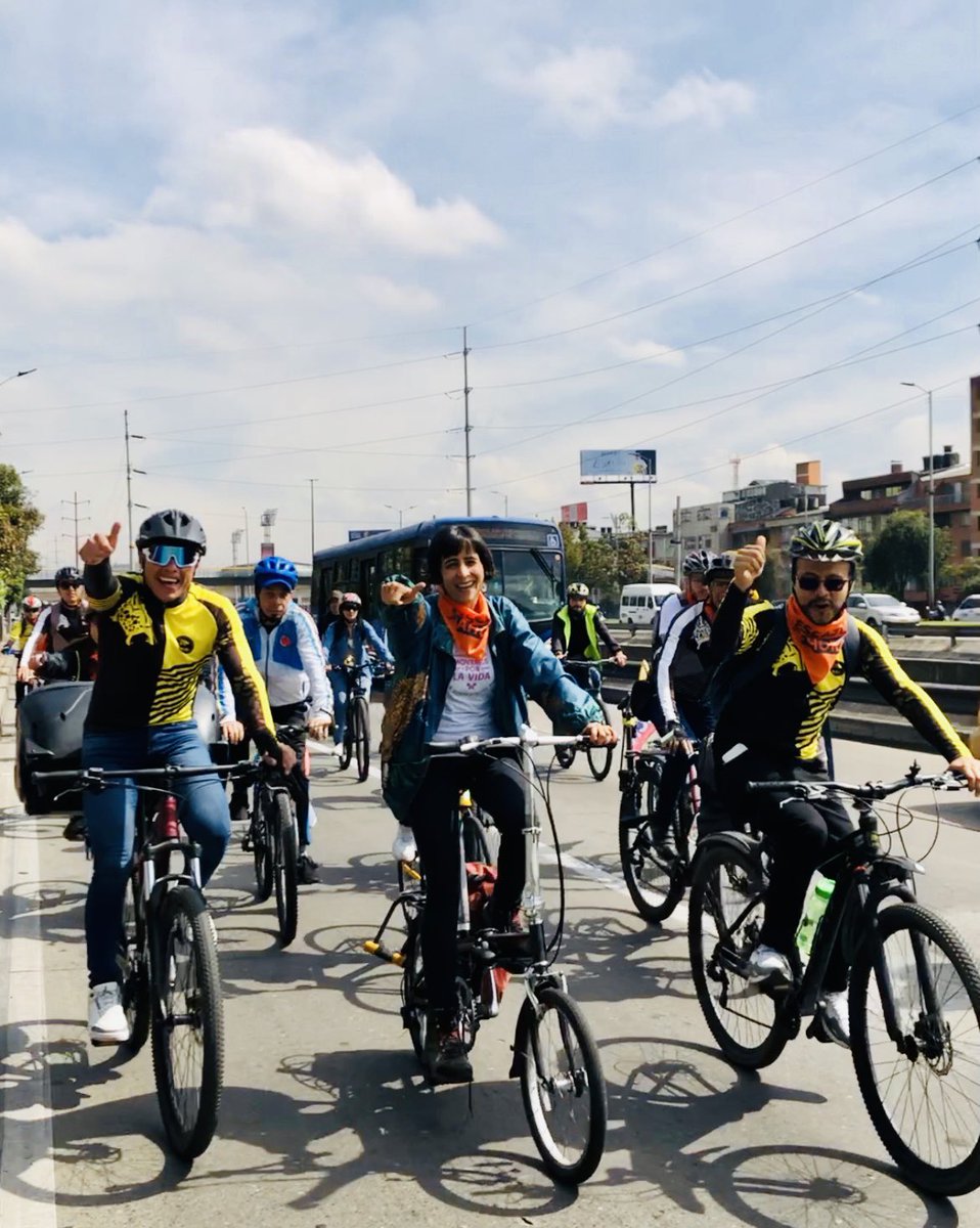 camilojulio7's tweet photo. Con la Ministra de Ambiente @susanamuhamad queremos posicionar a la bicicleta como eje fundamental para la mitigación del Cambio Climático 🚴‍♀️🚴‍♂️🌎♻️🌳🇨🇴

El @MinAmbienteCo se suma a la campaña internacional #Enbicicletaporelclima 

@petrogustavo 
@FranciaMarquezM https://t.co/Wz5p0z34IL