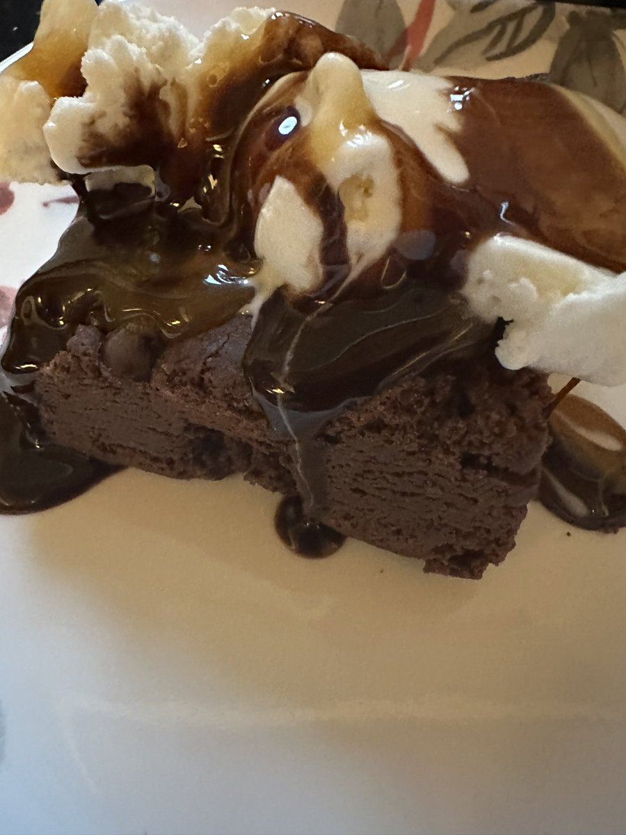 AmoComer's tweet photo. Got my annual COVID/flu shot. Never reacted to the flu shot but the COVID one gives me a headache, nausea, and slight fever. Always a #silverlining, couldn’t feel worse so a little dairy couldn’t make it worse. Gluten-free brownie a la mode it is! https://t.co/pm9udvGyXy