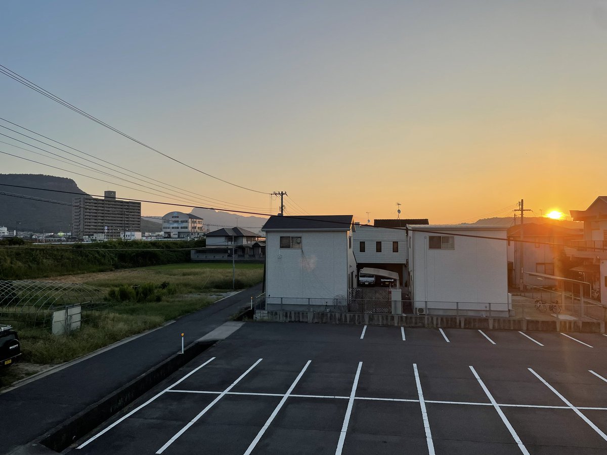 おはようございます！5時起き習慣を続けてて、その日によって赤ちゃんの夜泣きのため二度寝したり、予定があって寝るのが遅くなると起きれなかったりしましたが、それでもどうしようもない原因で悩んでもしょうがないので“それでも続ける”を続けてます。そしたら5時半に起きるのは当たり前になった！