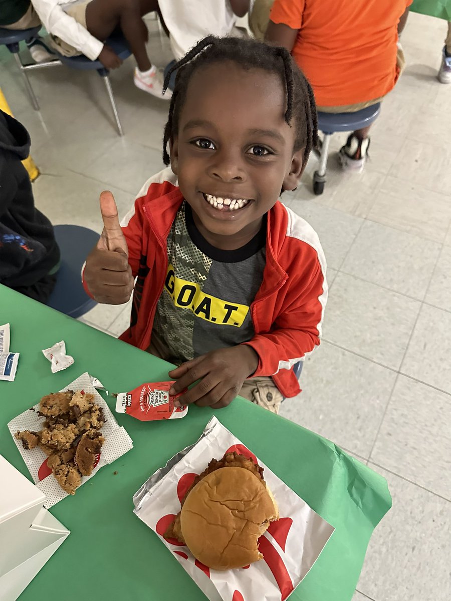 Ms_LJhones's tweet photo. First of many GREEN💚parties for my amazing students! Thank you @ChickfilA and @RLStephens3_ for your support! #lionpride🦁 https://t.co/Q3pZl8i25q