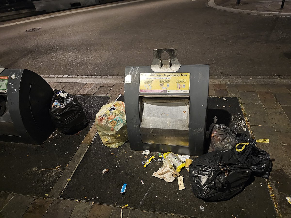 koubinho's tweet photo. @MulhouseAgglo  la gestion des déchets, c'est peut-être de votre responsabilité finalement... je ne sais plus... @dnatweets une idée de qui peut enrayer la transformation de la rue des halles en dechetterie ? https://t.co/Em8CA59U6Q