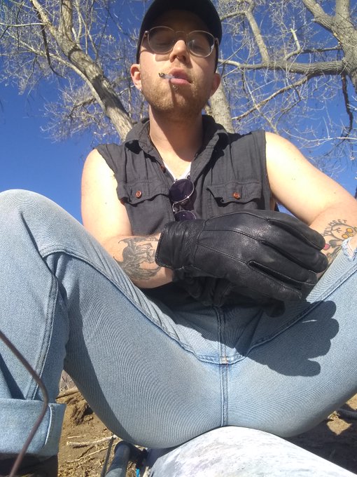 wanna cum smoke with me? https://t.co/prkkfd6h6q https://t.co/k77JiKLOXn